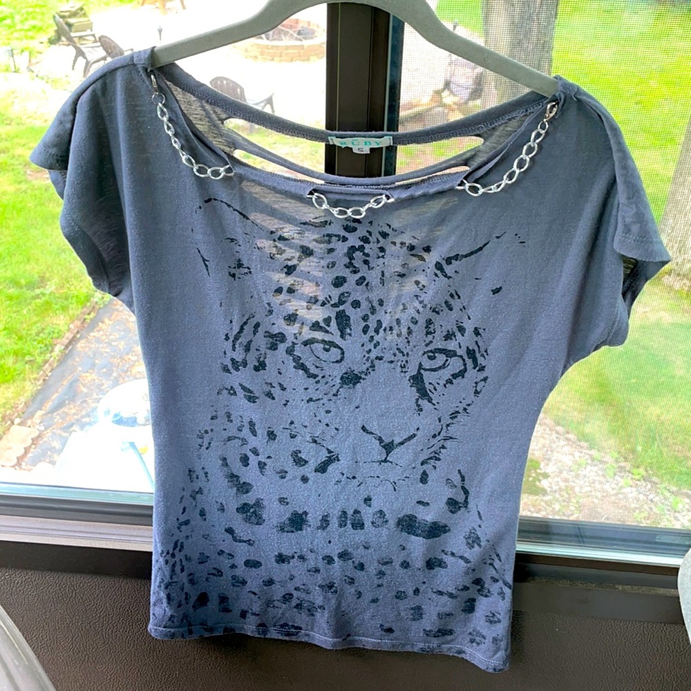 T shirt with leopard face design